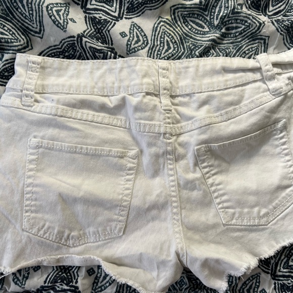 White denim shorts 🌴 - Picture 5 of 5